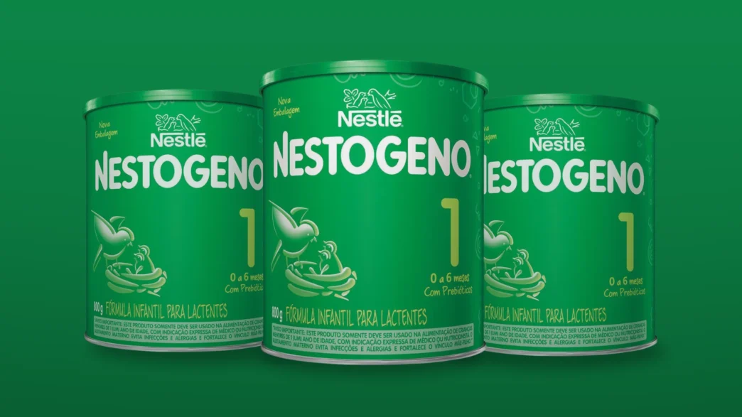 Recall Nestlé. Três latas de fórmula infantil Nestogeno, embalagem verde.