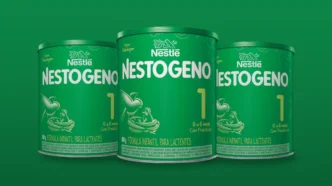 Recall Nestlé. Três latas de fórmula infantil Nestogeno, embalagem verde.