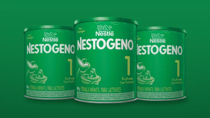 Recall Nestlé. Três latas de fórmula infantil Nestogeno, embalagem verde.