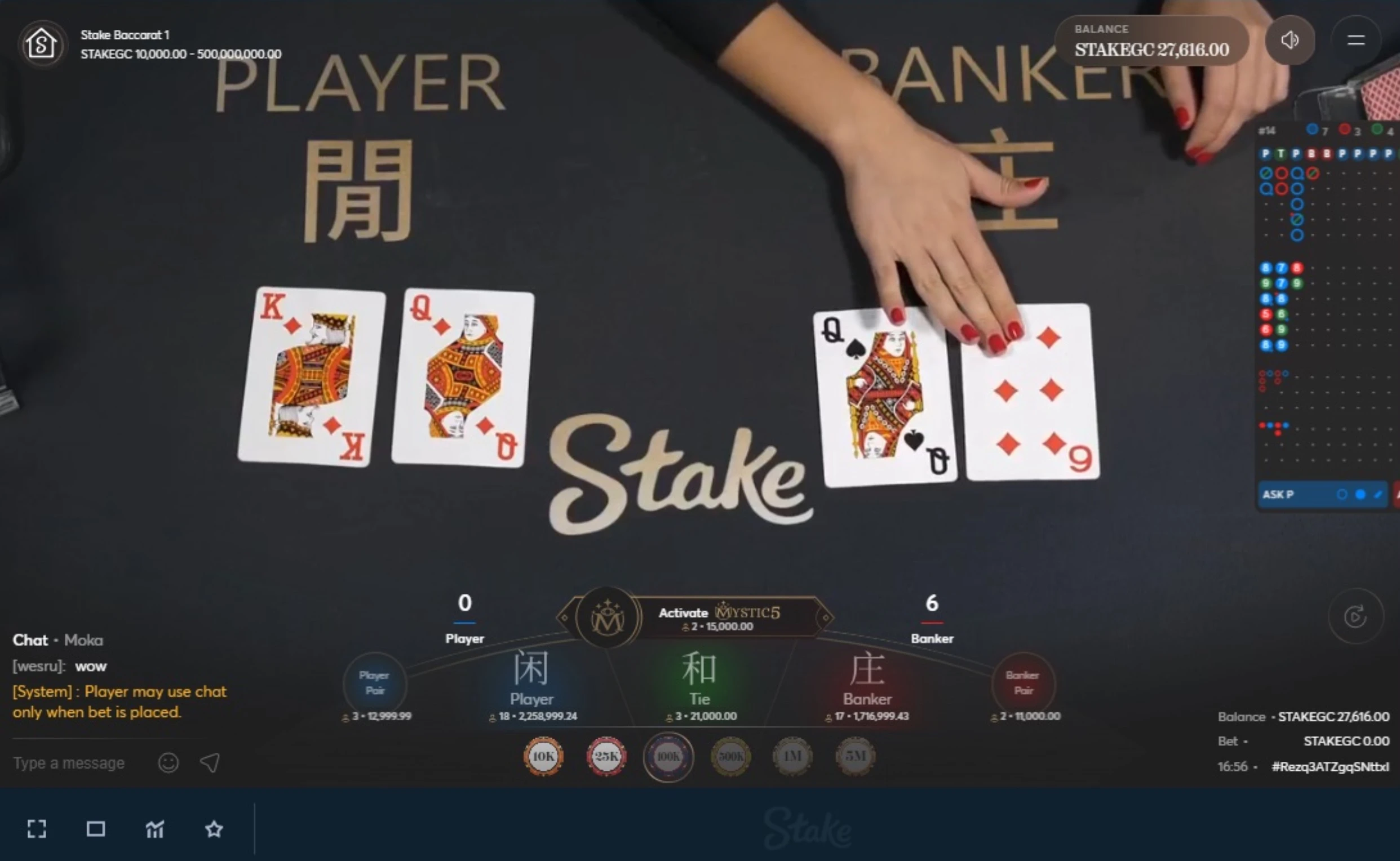 Jogo de cartas baccarat com mesa e placar.