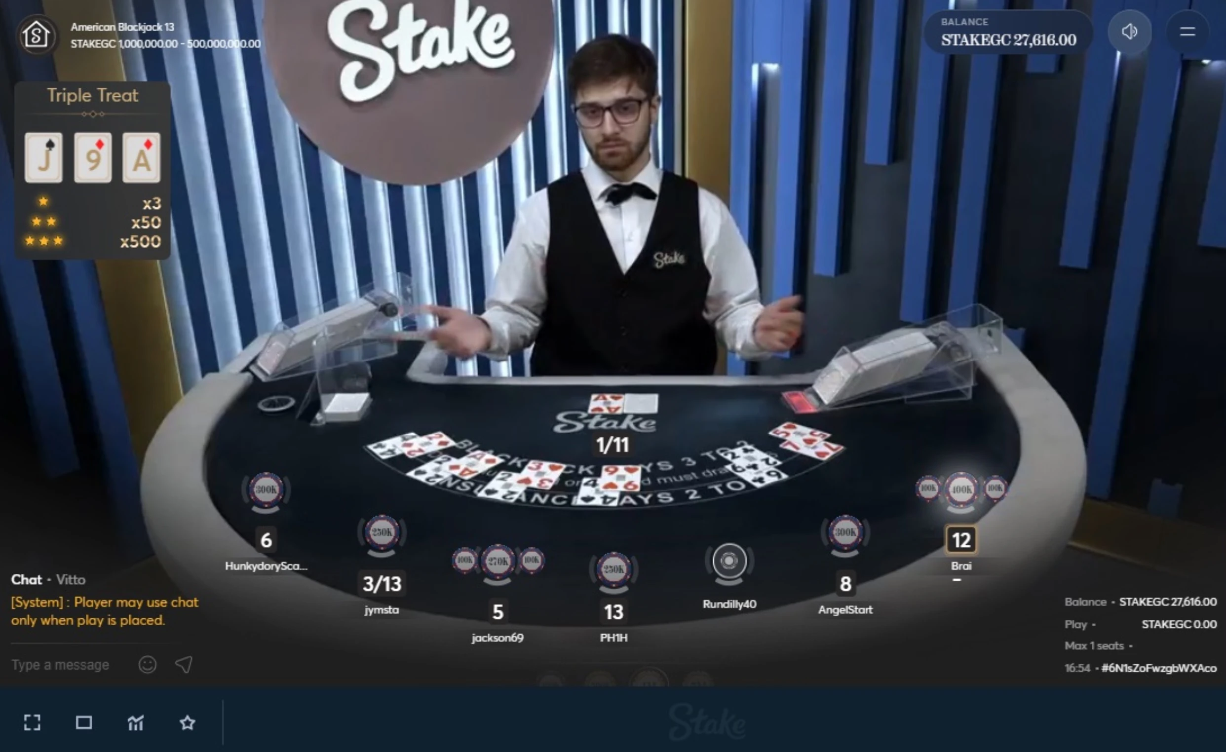 Croupier em mesa de blackjack ao vivo online.