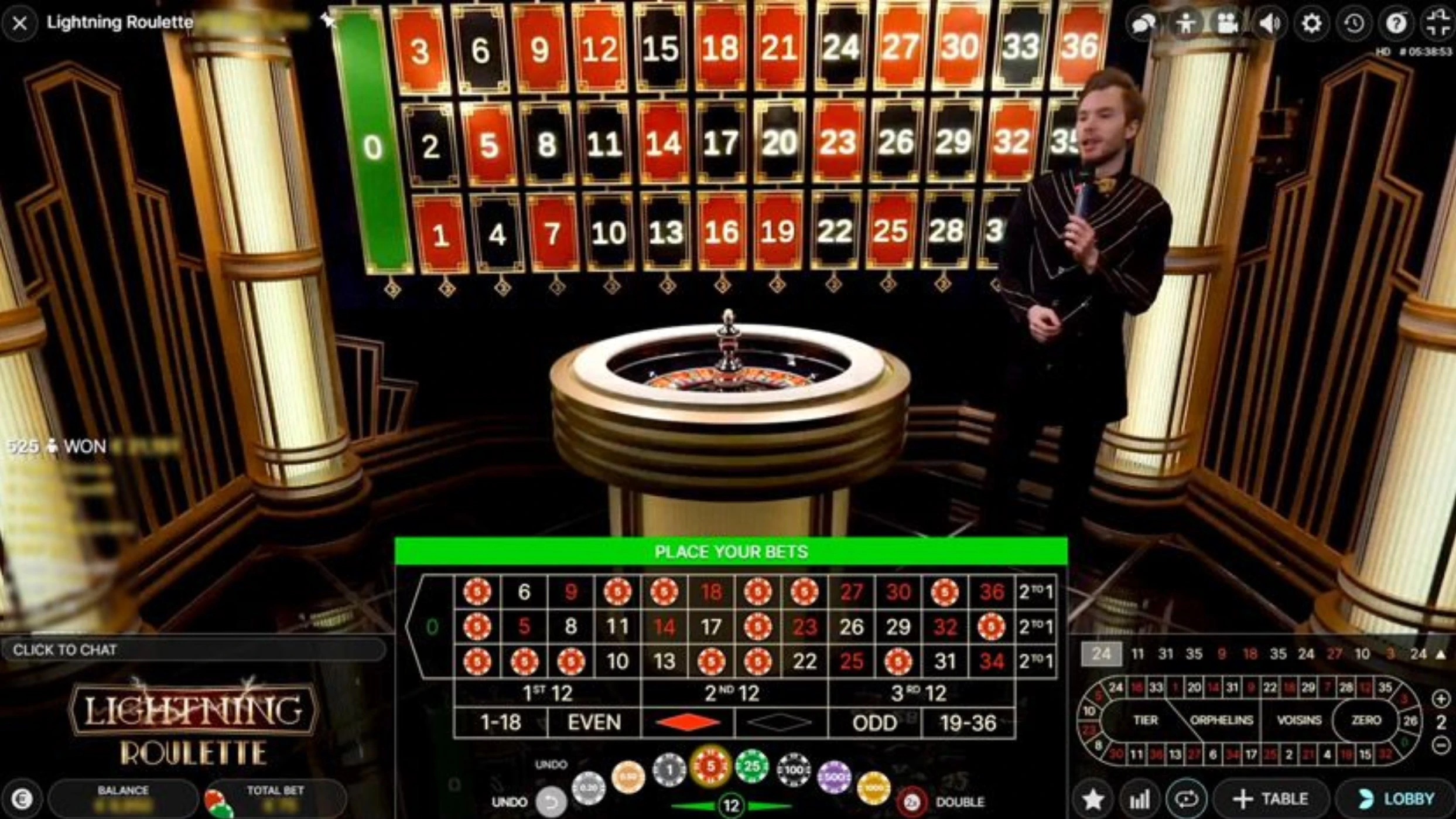 Tela de jogo de roleta online com apresentador.