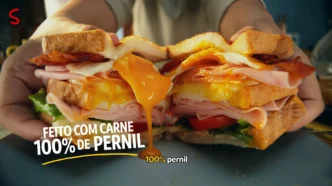 Sanduíche com carne de pernil suculento.