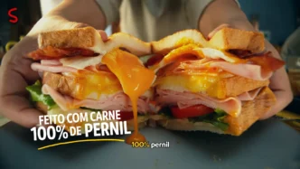 Sanduíche com carne de pernil suculento.