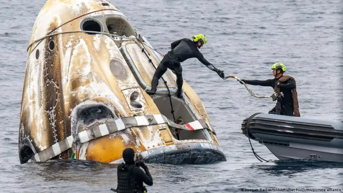 Equipe resgata cápsula no mar.