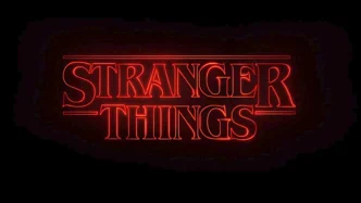 Logotipo vermelho Stranger Things em fundo preto.