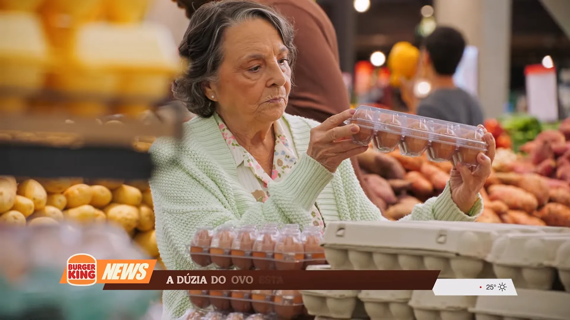 Idosa observa ovos no mercado.