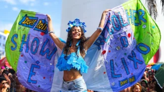 Mulher segurando bandeira colorida no Carnaval.