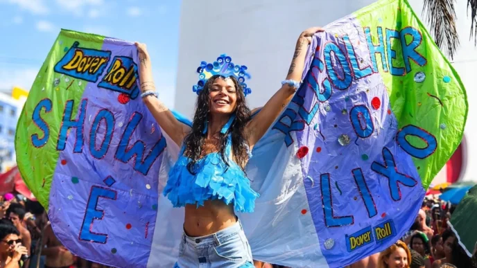 Mulher segurando bandeira colorida no Carnaval.