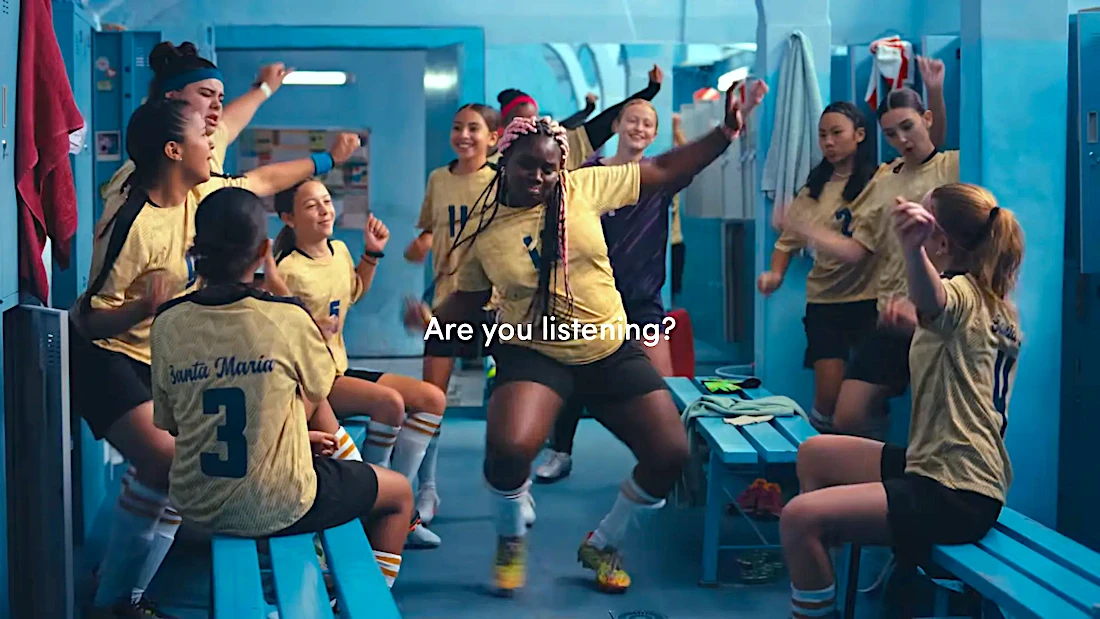 Time de futebol feminino comemorando no vestiário.