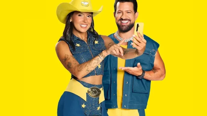 Duas pessoas sorrindo com smartphone, fundo amarelo.