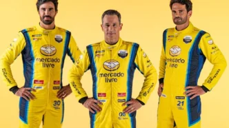 Três pilotos em uniformes amarelos do Mercado Livre.