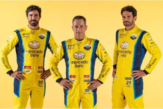 Três pilotos em uniformes amarelos do Mercado Livre.