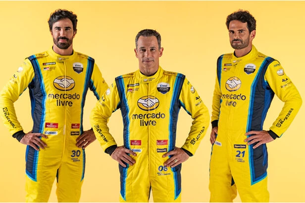 Três pilotos em uniformes amarelos do Mercado Livre.