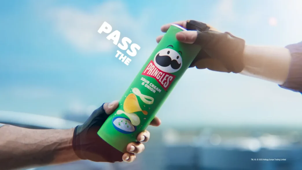 Pessoa entregando embalagem de batata Pringles.