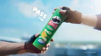 Mãos passando embalagem de Pringles Sour Cream & Onion.