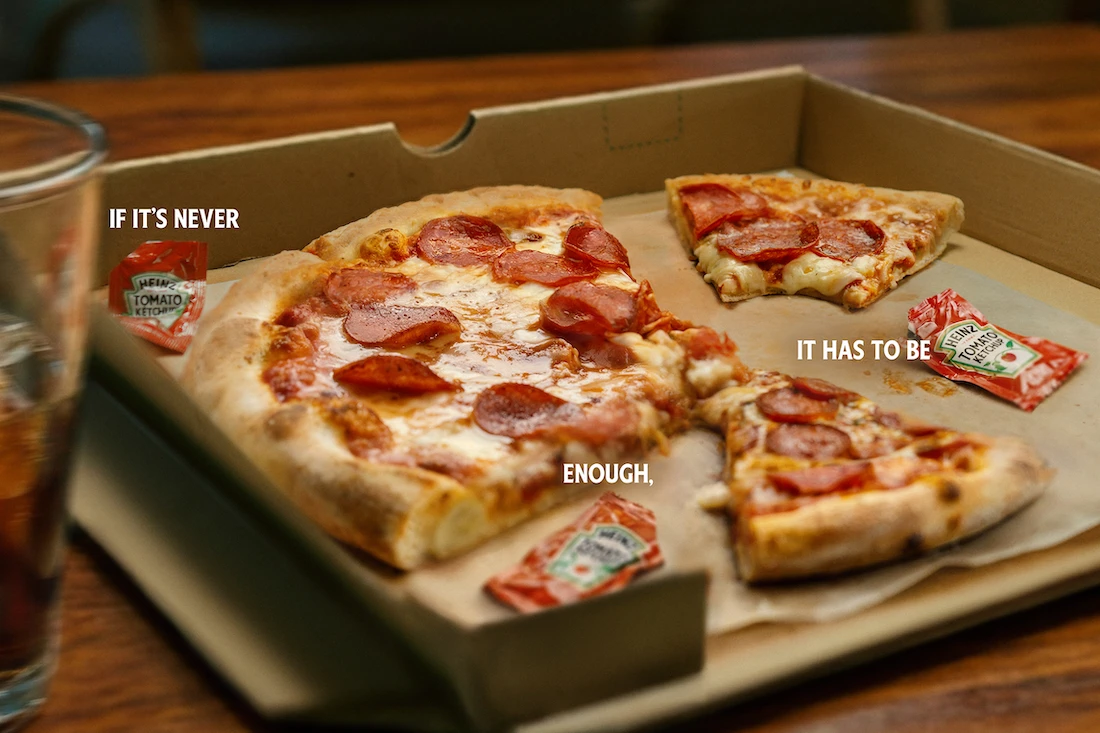 Pizza de pepperoni em caixa com pacotes de ketchup.