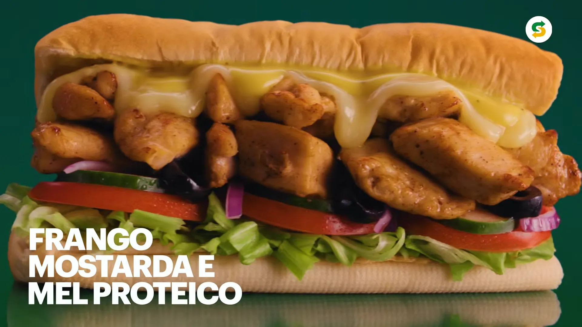 Sanduíche de frango com mostarda e mel.