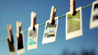 Fotos penduradas em varal com pregadores.