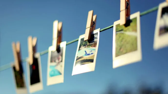 Fotos penduradas em varal com pregadores.