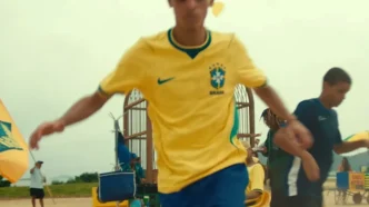 Jogador com camisa do Brasil, cena externa.