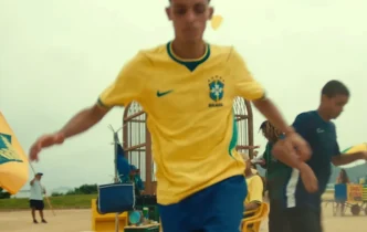 Jogador com camisa do Brasil, cena externa.