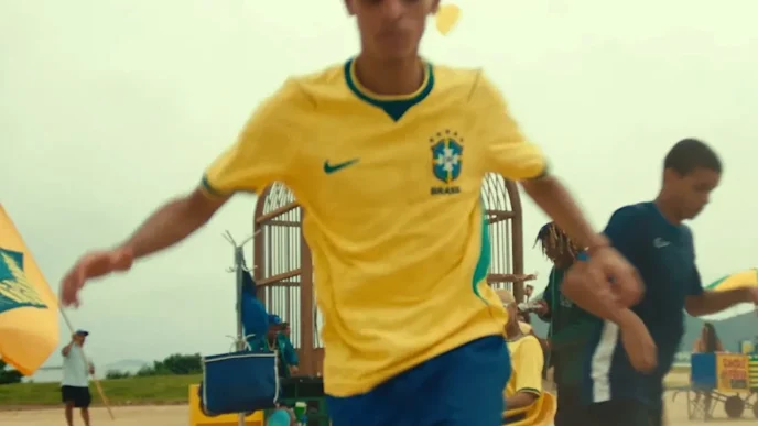Jogador com camisa do Brasil, cena externa.