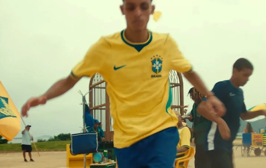 Jogador com camisa do Brasil, cena externa.