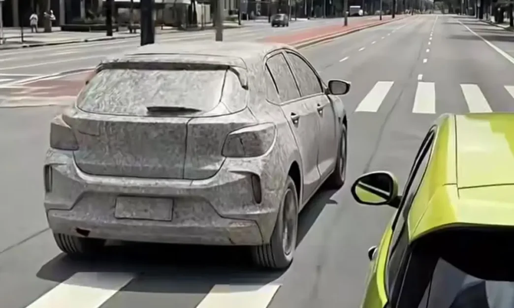 Carros em rua movimentada de cidade urbana.