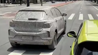 Carros em rua movimentada de cidade urbana.