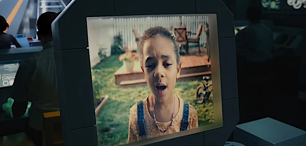 Tela exibindo menina em jardim ensolarado.