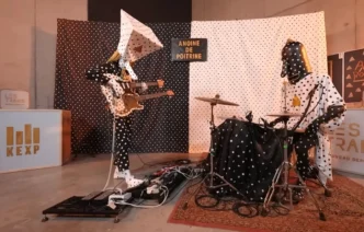 Banda mascarada tocando em estúdio, fundo de bolinhas.