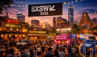 Festival SXSW 2026 com multidão e estandes iluminados.
