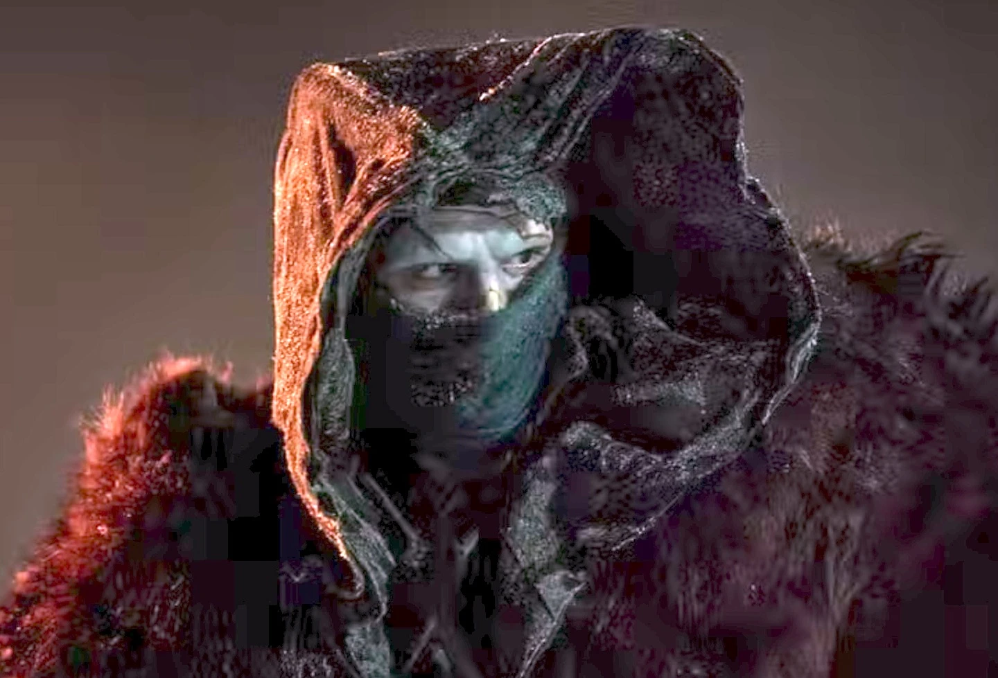 Figura misteriosa com capuz e máscara.