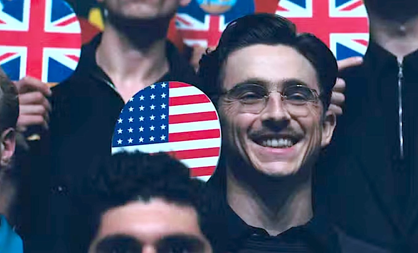 Pessoa sorrindo com bandeira dos EUA