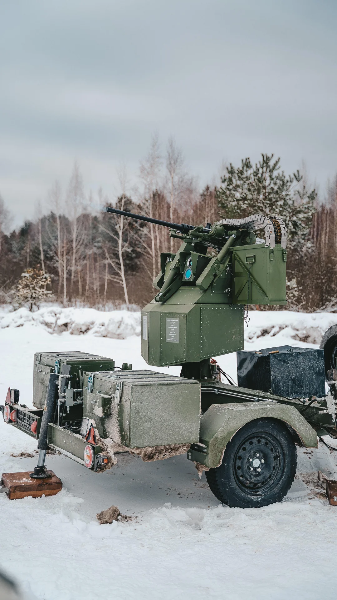 Equipamento militar em área nevada.