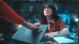 Pessoa com óculos em escritório, olhando para cima.