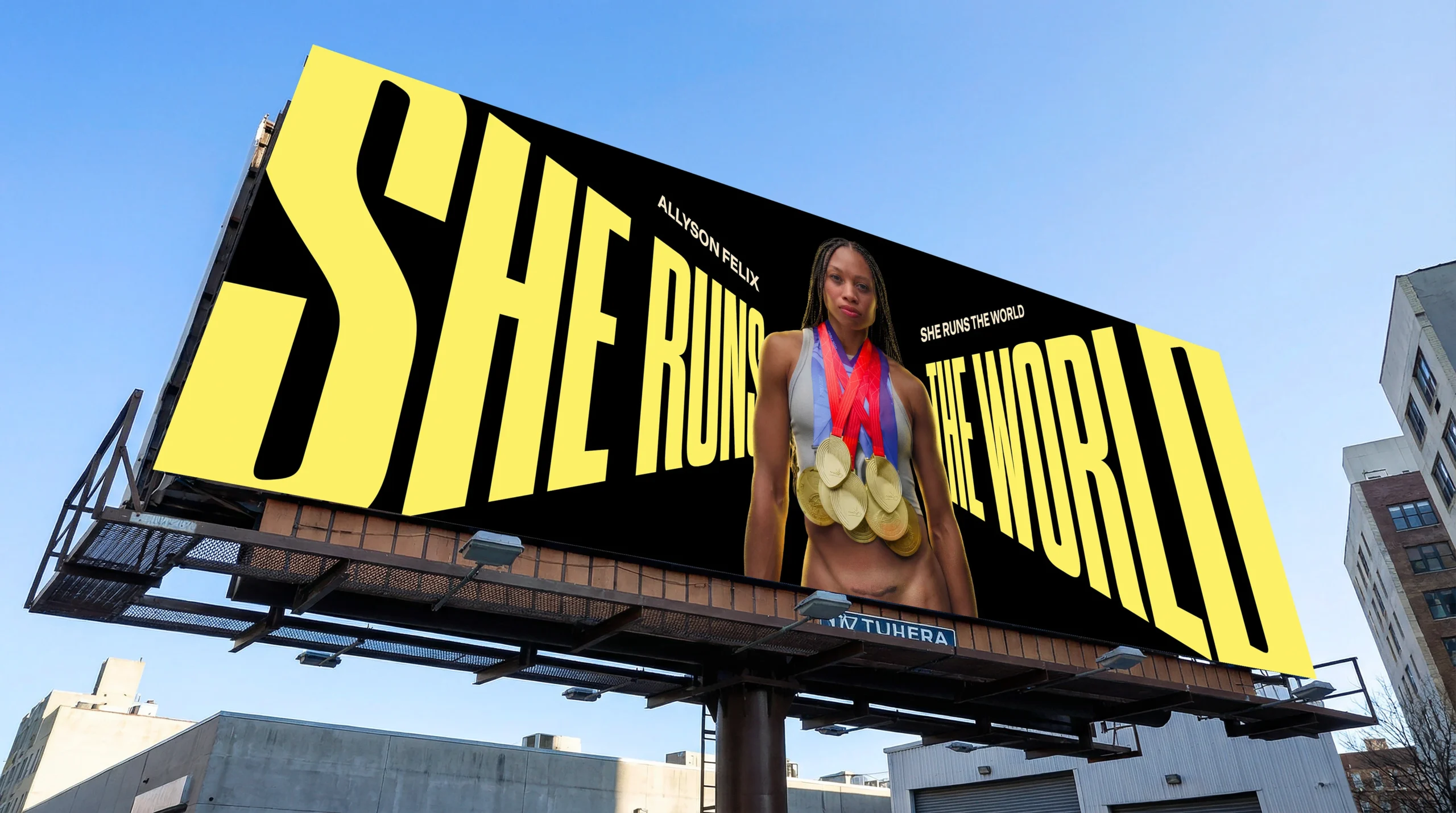 Outdoor com atleta feminina e medalhas, céu azul