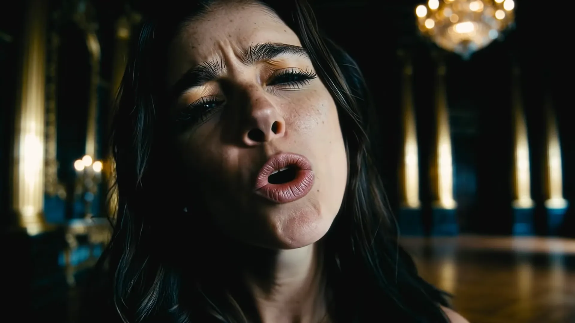 Close de mulher em salão elegante.