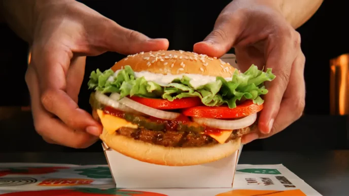 Hambúrguer suculento com alface e tomate.