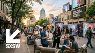 Pessoas conversando em evento SXSW ao ar livre.