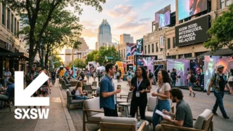 Pessoas conversando em evento SXSW ao ar livre.