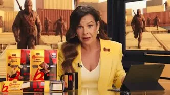 Mulher em estúdio com produtos Bauducco e cenário militar.