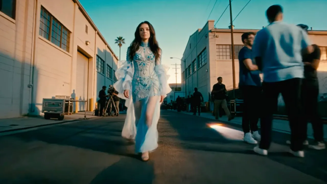 Mulher caminhando em rua de estúdio de filmagem.