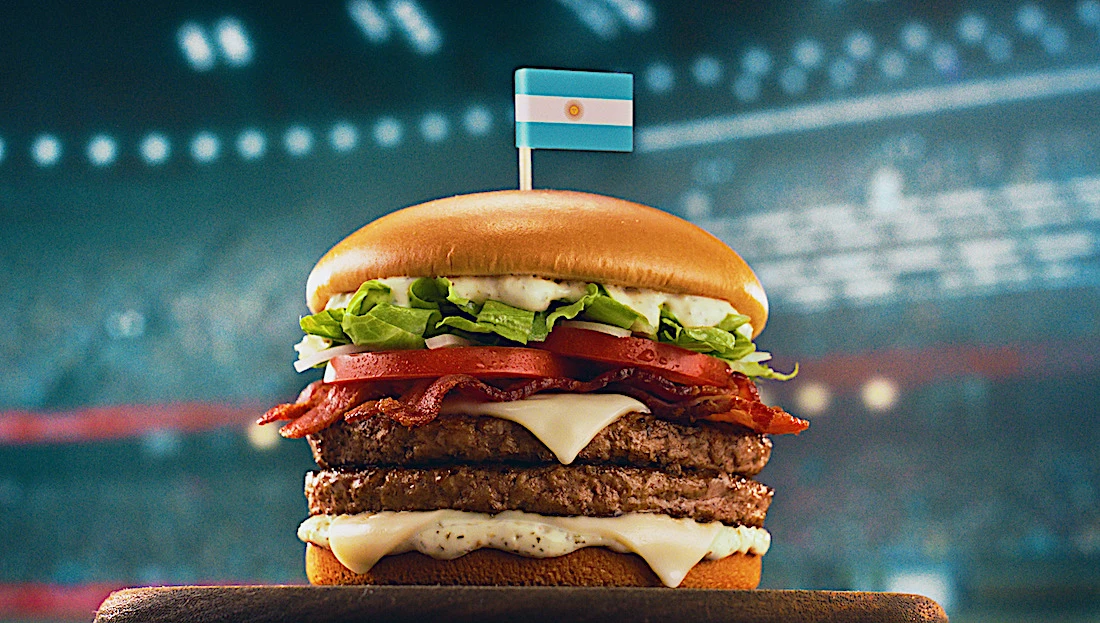 Hambúrguer com bandeira da Argentina no topo