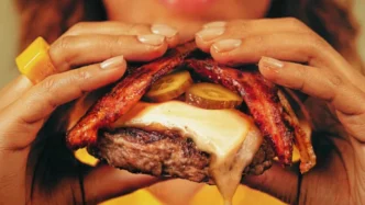 Hambúrguer suculento com bacon e picles