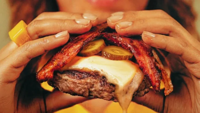 Hambúrguer suculento com bacon e picles