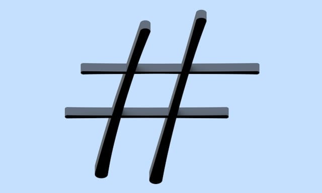 Símbolo de hashtag preto sobre fundo azul claro