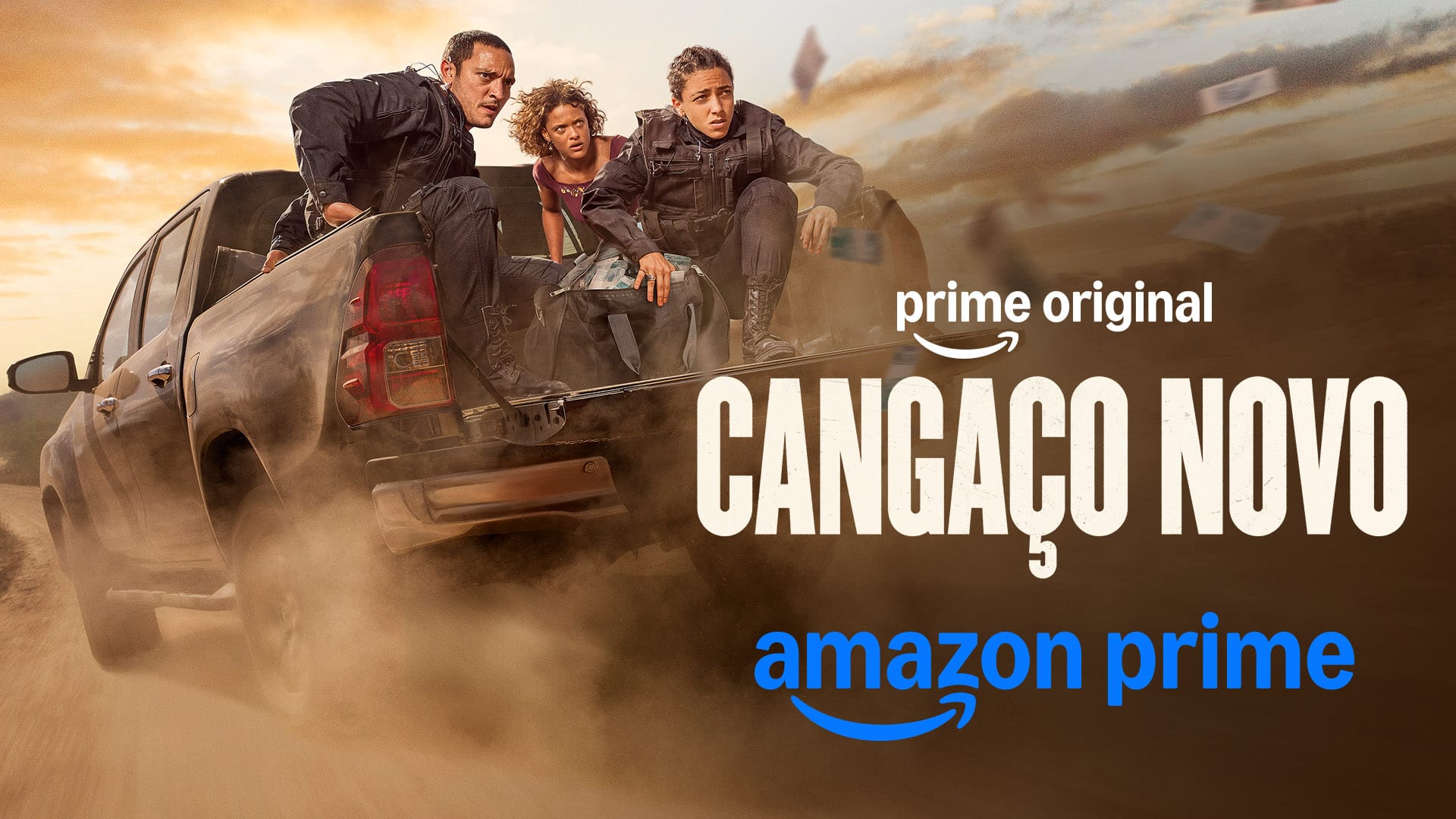 Três pessoas na caçamba de caminhonete em perseguição