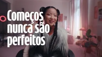 Mulher sorrindo com frase motivacional na tela